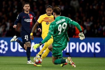 Barcelona's Brazilian forward #11 Raphinha (C) and Paris Saint-Germain's Italian goalkeeper #99 Gianluigi Donnarumma 