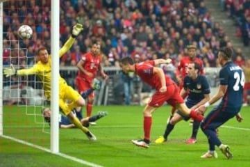 Robert Lewandowski scores to make it 2-1 on the night