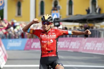 Santiago Buitrago celebra su triunfo en la meta de Lavarone.
 