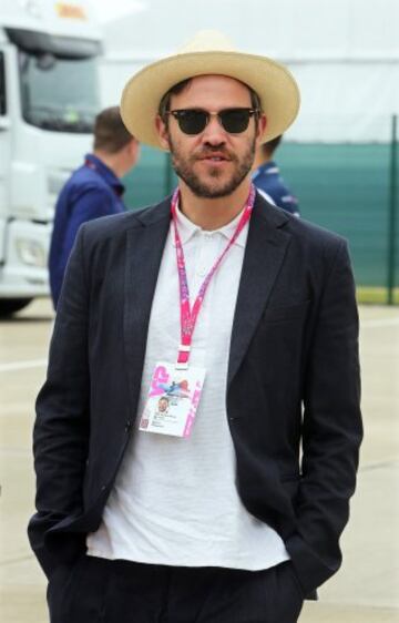 El cantante británico Will Young en el paddock.