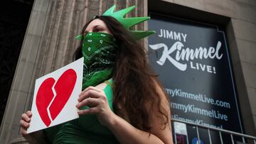 A woman wears a Statue of Liberty costume as she holds an image of a broken heart, outside the El Capitan Entertainment Centre, where "Jimmy Kimmel Live!" is recorded for broadcast, on Hollywood Boulevard in Los Angeles, California, U.S. September 17, 2025. REUTERS/Daniel Cole TPX IMAGES OF THE DAY