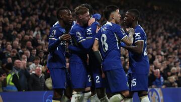 London (United Kingdom), 11/03/2024.- Chelsea players celebrate the 2-1 lead during the English Premier League soccer match Chelsea FC vs Newcastle United, in London, Britain, 11 March 2024. (Reino Unido, Londres) EFE/EPA/ISABEL INFANTES EDITORIAL USE ONLY. No use with unauthorized audio, video, data, fixture lists, club/league logos, 'live' services or NFTs. Online in-match use limited to 120 images, no video emulation. No use in betting, games or single club/league/player publications.