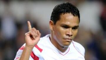 Van Gaal quiere que su goleador en el United sea Bacca