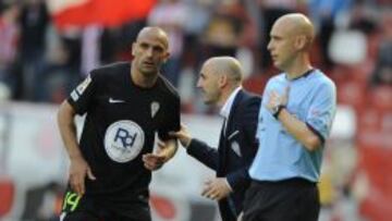 Chapi Ferrer da órdenes a Raul Bravo.