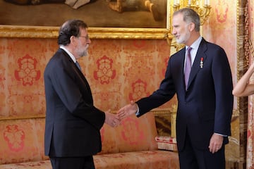 El Rey Felipe VI (d) saluda al expresidente del Gobierno Mariano Rajoy, antes de la imposición de condecoraciones con ocasión del X aniversario de la Proclamación de Su Majestad el Rey.