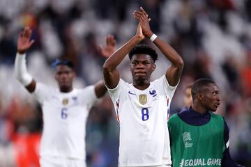 Aurelien Tchouameni, con el número 8, celebra el pase de Francia a la final de la UEFA Nations League 2021.