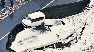 Foto tomada desde un avión de Kyodo News el 9 de diciembre de 2025 muestra una carretera derrumbada en Tohoku.