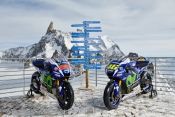 Sesi¨®n de fotos de la Yamaha YZR-M1s de Jorge Lorenzo y Valentino Rossi en Punta Helbronner con el Mont Blanc (4,810 m) de fondo.