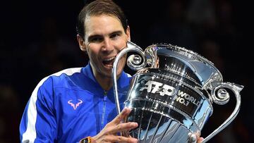 Rafa Nadal muerde el trofeo que le acredita como número 1 del ranking ATP al final de la temporada 2019.