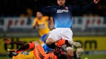 Gouano y Arjan van Dijk durante el partido entre el Twente y el Waalwijk.