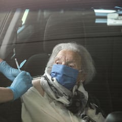 Conducir con mascarilla: en qué casos es obligatorio y cuál es la multa por no llevarla en el coche