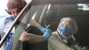 Conducir con mascarilla: en qu¨¦ casos es obligatorio y cu¨¢l es la multa por no llevarla en el coche
