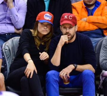 Los actores Olivia Wilde y Jason Sudeikis, que son pareja, en el Clippers-Rockets.