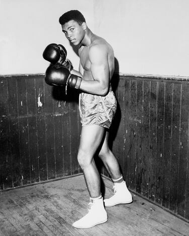 El 17 de enero de 1942 nacía en Louisville, EE.UU. uno de los boxeadores más grandes de la historia de ese deporte, Cassius Clay. Posteriormente se convertiría al islam adoptando el nombre de Muhammed Ali. Además de boxeador, Ali fue un importante activista contra el racismo y una de las figuras sociales más importantes del s.XX en EE.UU.
