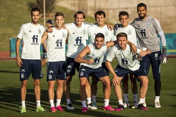 Un grupo de jugadores posa durante el entrenamiento. 