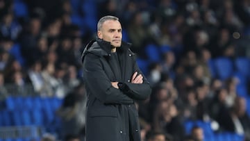 Sergio Francisco, entrenador de la Real Sociedad, está en la cuerda floja.