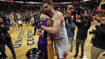 Pau Gasol se abraza a Kobe Bryant.