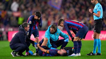 BARCELONA, SPAIN - FEBRUARY 05: Sergio Busquets of FC Barcelona looks injured on the pitch during the LaLiga Santander match between FC Barcelona and Sevilla FC at Camp Nou on February 05, 2023 in Barcelona, Spain. (Photo by Pedro Salado/Quality Sport Images/Getty Images)