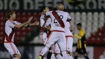 Los jugadores de River Plate celebran un gol ante Guaraní.