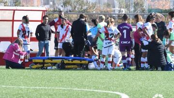 Camila S&aacute;ez siendo atendida por el m&eacute;dico del Athletic.