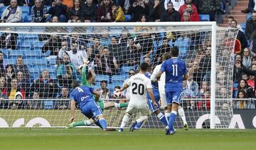 El jugador del Real Madrid Asensio marca el 2-0 al Melilla. 