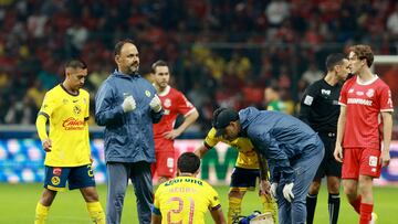 Soccer Football - Liga MX - Final - Second leg - Toluca v America - Estadio La Bombonera, Toluca, Mexico - May 25, 2025 America's Henry Martin receives medical attention after sustaining an injury REUTERS/Henry Romero