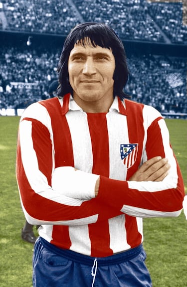 Llegó en 1969 procedente del Vélez Sarsfield. Jugó durante 5 temporadas en el club rojiblanco en las que ganó dos ligas (1970 y 1973) y una Copa del Rey (1972). También disputó la final de la Copa de Europa que el Atleti perdió contra el Bayern en 1974.