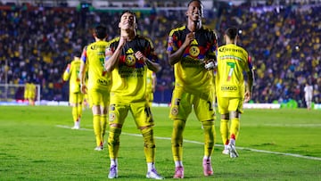 MEX3996. CIUDAD DE MÉXICO (MÉXICO), 27/09/2025.- Alejandro Zendejas (i) y Cristian Borja de América celebran un gol este sábado, en un partido de la jornada 11 de la Liga MX entre América y Pumas en el estadio Ciudad de los Deportes, en Ciudad de México (México). EFE/ Sáshenka Gutiérrez
