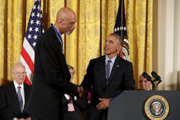 Como Bill Russell, Kareem (73 a?os) tambi¨¦n recibi¨® de Barack Obama la Medalla Presidencial de la Libertad por su lucha a favor de los afromericanos. El m¨¢ximo anotador de la historia de la NBA y seguramente el mejor jugador de siempre junto a Michael Jordan, Kareem gan¨® un anillo con Oscar Robertson en Milwaukee y cinco en los Lakers, con Magic Johnson. Fue un personaje pol¨¦mico y poco comprendido, con relaciones muy tensas en la sociedad y con la prensa y con episodios de desencuentros violentos con aficionados. En 1968 dej¨® de ser Lew Alcindor para convertirse al Islam y adoptar el nombre de Kareem Abdul-Jabbar. En ese mismo verano no quiso acudir con la selecci¨®n de Estados Unidos a los Juegos Ol¨ªmpicos como forma de protesta por el trato discriminatorio que recib¨ªan los afroamericanos en su pa¨ªs. En los ¨²ltimos ha destacado por sus columnas en prensa a favor de los derechos sociales, especialmente de la comunidad negra. Habitual en Time, hace unos d¨ªas escribi¨® una desgarradira columna en Los Angeles Times: "El racismo en EE UU es como el polvo en el aire. Parece que no se ve aunque te est¨¦ asfixiando. Pero cuando entran los rayos de sol, se ve que est¨¢ por todas partes".