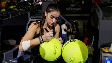 Claudia Fernández firmando recuerdos.