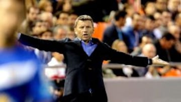 Miroslav Djukic da instrucciones a sus jugadores durante el partido