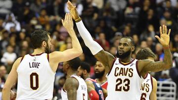 Kevin Love felicitan a LeBron James.