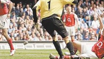 <b>EL PRIMERO. </b>El francés Robert Pires marcó el primer gol del Arsenal en la victoria por 3-0 frente al Blackburn.