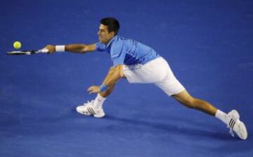 El serbio Djokovic logra su quinto Open de Australia al imponerse a Andy Murray por 7-6 (5), 6-7 (4), 6-3 y 6-0. 