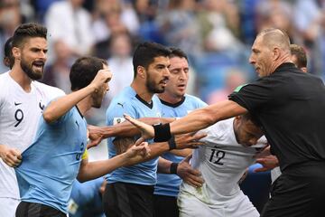 Se forma una tangana porque Mbappé quedó tendido y Godín fue a recriminarlo. Furiosos los jugadores uruguayos.