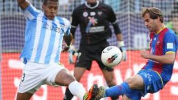 <b>EN RACHA. </b>Rondón disputando un balón con Barkero.