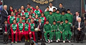 ‘Los Gigantes Descalzos de la Montaña’, como se llama oficialmente el equipo, saltó a la fama en 2013 cuando ganaron el Mundial de Mini-Baloncesto en Argentina jugando descalzos. Para entrar a la plantilla, Sergio Zúñiga, el entrenador, les exige tener un promedio mayor a 8.5 en la escuela y hablar su lengua nativa. En 2016 lograron la Barcelona Basketball Cup, aunque ahora con tenis.