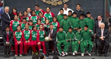 ‘Los Gigantes Descalzos de la Montaña’, como se llama oficialmente el equipo, saltó a la fama en 2013 cuando ganaron el Mundial de Mini-Baloncesto en Argentina jugando descalzos. Para entrar a la plantilla, Sergio Zúñiga, el entrenador, les exige tener un promedio mayor a 8.5 en la escuela y hablar su lengua nativa. En 2016 lograron la Barcelona Basketball Cup, aunque ahora con tenis.