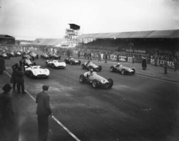 Salida del Gran Premio de Silverstone el 17 de julio de 1954. En las primeras posiciones Karl Kling (con el número 1) y Juan Fangio (con el número 2). 