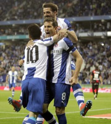 El jugador rumano del RCD Espanyol Christian Stuani (c) es felicitado por sus compañeros tras marcar ante el Rayo Vallecano, durante el partido de Liga en Primera División que disputan esta noche en el estadio de Cornellà-El Prat, en Barcelona. 