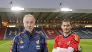 <b>RECUERDOS DE LA NOVENA. </b>Grande, Del Bosque, Casillas y Miñano, ganadores de la última Champions del Madrid, posaron ayer para AS.