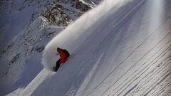 Luca Pandolfi cortando la nieve en un descenso por una monta&ntilde;a nevada con su snowboard o splitboard, dejando una estela de nieve a su paso. 