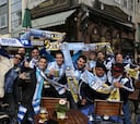 Miles de aficionados del Málaga tiñen de blanquiazul Dortmund