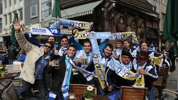 Miles de aficionados malaguistas en las calles de Dortmund.