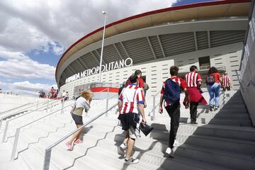 Desde las 10:00 de la mañana los aficionados atléticos celebran el estreno del nuevo estadio rojiblanco Wanda Metropolitano en los alrededores del estadio.
