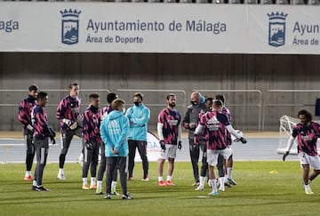 Zinedine Zidane con Isco y el grupo de jugadores.