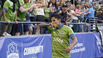 El peruano marc&oacute; su d&eacute;cimo gol de la temporada e igual&oacute; a Chicharito en la cima de la tabla de goleo, mientras que Seattle Sounders impuso un nuevo r&eacute;cord de 13 partidos invictos.