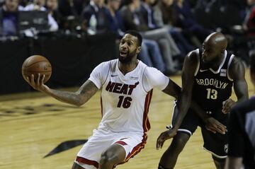 MEX61. CIUDAD DE MÉXICO (MÉXICO), 09/12/2017.- El jugador de los Nets de Brooklyn Quincy Acy (d), disputa el balón con James Johnson (i), de los Heat de Miami hoy, sábado 9 de diciembre de 2017, durante un partido de baloncesto de la NBA, entre los Nets de Brooklin y los Heats de Miami, disputado en la Arena Ciudad de México, (México). EFE/Jorge Nuñez