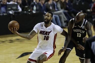 MEX61. CIUDAD DE MÉXICO (MÉXICO), 09/12/2017.- El jugador de los Nets de Brooklyn Quincy Acy (d), disputa el balón con James Johnson (i), de los Heat de Miami hoy, sábado 9 de diciembre de 2017, durante un partido de baloncesto de la NBA, entre los Nets d