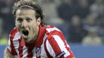 El delantero uruguayo Diego Forlán celebrando un gol con el Atlético de Madrid.